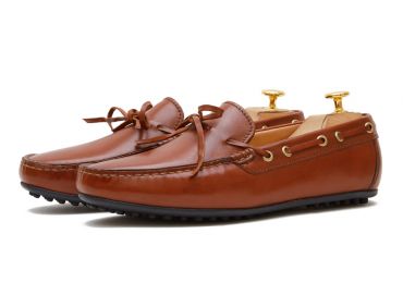 Moccasin shoe made with an eye mask quality to dark brown. comfortable shoe for summer