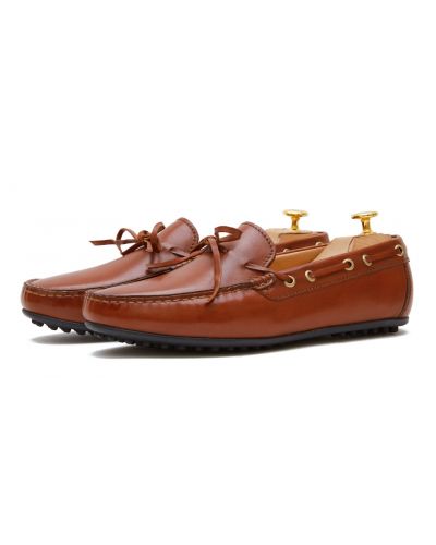 Sapato mocassim feito com uma qualidade de máscara de olho para castanho escuro. sapato confortável para o verão