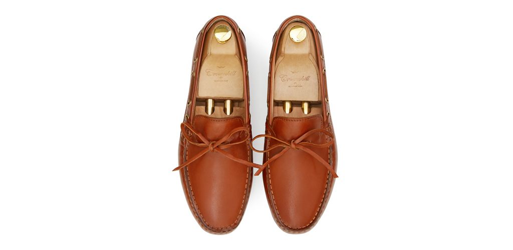 Sapato mocassim feito com uma qualidade de máscara de olho para castanho escuro. sapato confortável para o verão
