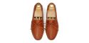 Sapato mocassim feito com uma qualidade de máscara de olho para castanho escuro. sapato confortável para o verão