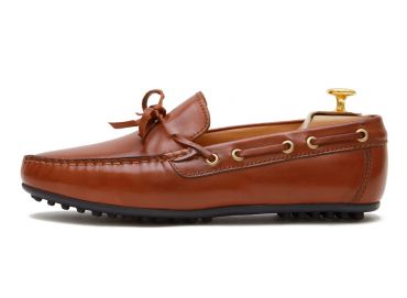 Sapato mocassim feito com uma qualidade de máscara de olho para castanho escuro. sapato confortável para o verão