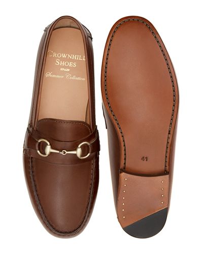Sapatos mocassim de fivelas. Mocassins de couro para homens.