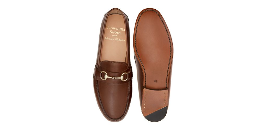Scarpe mocassini con fibbie. Mocassini in pelle per uomo in marrone castagna