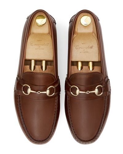 Zapato mocasín con hebilla en forma de bocado hecho con piel de calidad en color marrón. Zapato cómodo para el verano