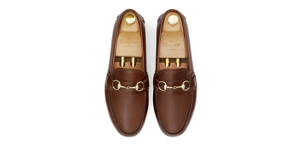 Chaussures mocassin à boucles. Mocassins pour les hommes en marron confortable pour l'été