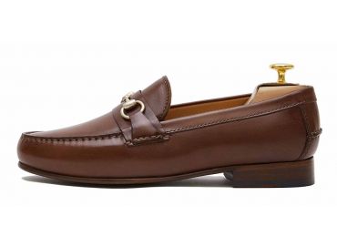 Zapato mocasín con hebilla en forma de bocado hecho con piel de calidad en color marrón. Zapato cómodo para el verano