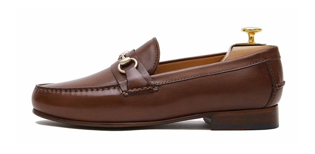 Scarpe mocassini con fibbie. Mocassini in pelle per uomo in marrone castagna