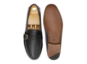 Sapatos mocassim de fivelas. Mocassins de couro para homens.
