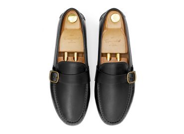 Sapatos mocassim de fivelas. Mocassins de couro para homens.