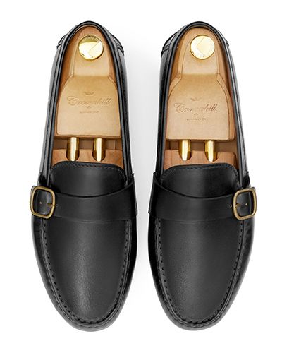 Sapatos mocassim de fivelas. Mocassins de couro para homens.