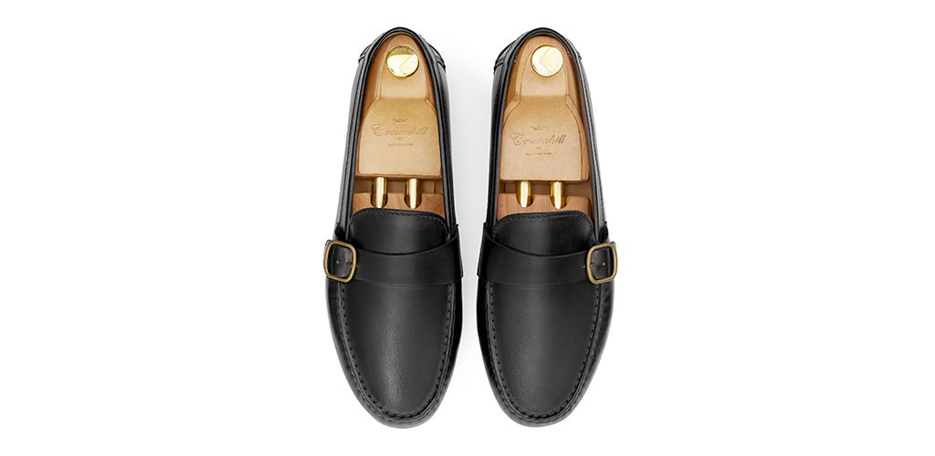 Sapatos mocassim de fivelas. Mocassins de couro para homens.