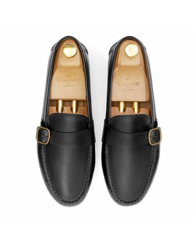 Sapatos mocassim de fivelas. Mocassins de couro para homens.
