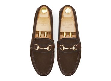 Sapatos mocassim de fivelas. Mocassins de couro para homens.