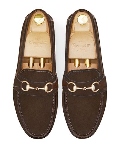 Sapatos mocassim de fivelas. Mocassins de couro para homens.