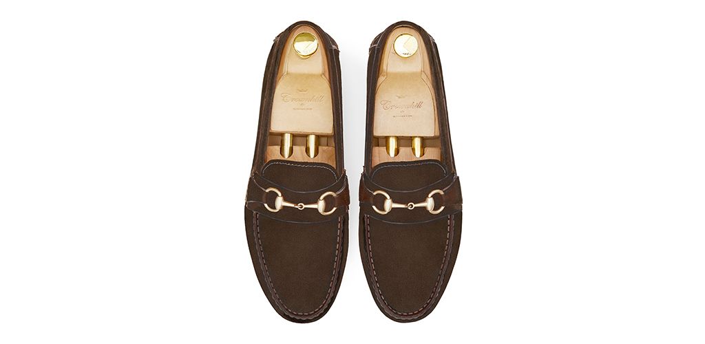 Sapatos mocassim de fivelas. Mocassins de couro para homens.