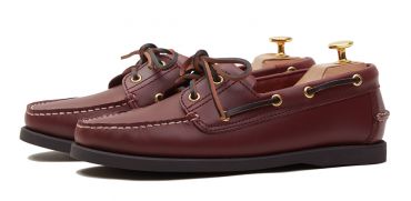 Sapatos navio de couro castanha para nossa coleção de sapatos de verão.