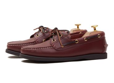 Sapatos navio de couro castanha para nossa coleção de sapatos de verão.
