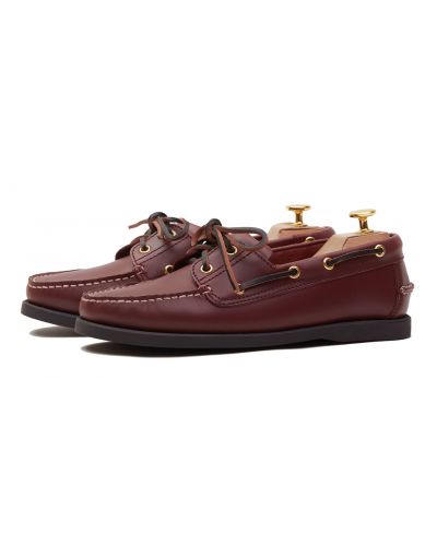 Chaussures bateau pour hommes en cuir marron. Ils sont inclus dans notre collection de chaussures d'été.