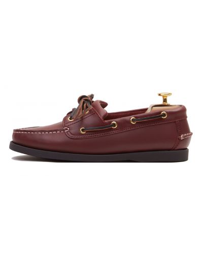 Sapatos navio de couro castanha para nossa coleção de sapatos de verão.