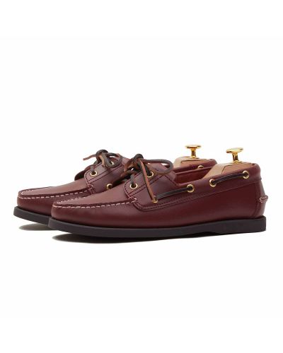 Sapatos navio de couro castanha para nossa coleção de sapatos de verão.