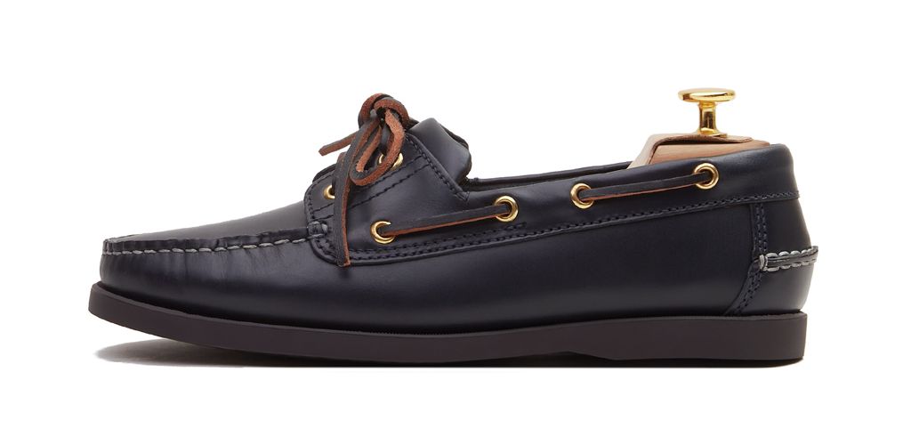 Zapato driver de antifaz hecho con napa de calidad en color marrón oscuro. Zapato cómodo para el verano
