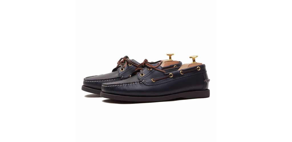 Chaussure driver au brun foncé. chaussure confortable pour l'été